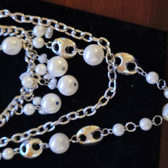 long whit multi strand pearl necklace with white ribbon - Picture 4 of 5